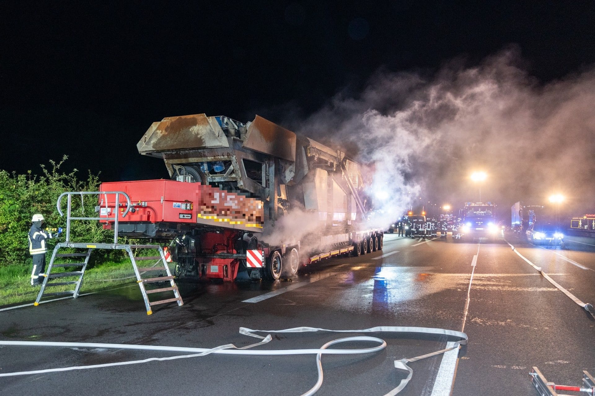 Qualmender Lkw-Anhänger auf der A1: Der Fahrer des Mehrtonners verhinderte Schlimmeres.