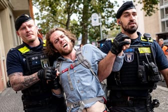 Aktivist der "Letzten Generation" in Polizeigewahrsam (Archivfoto): Die Gruppe hat neue Pläne.