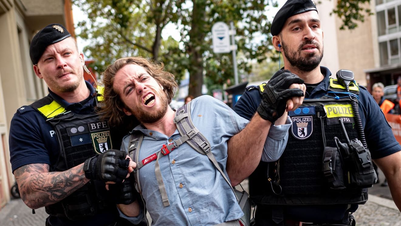 Aktivist der "Letzten Generation" in Polizeigewahrsam (Archivfoto): Die Gruppe hat neue Pläne.