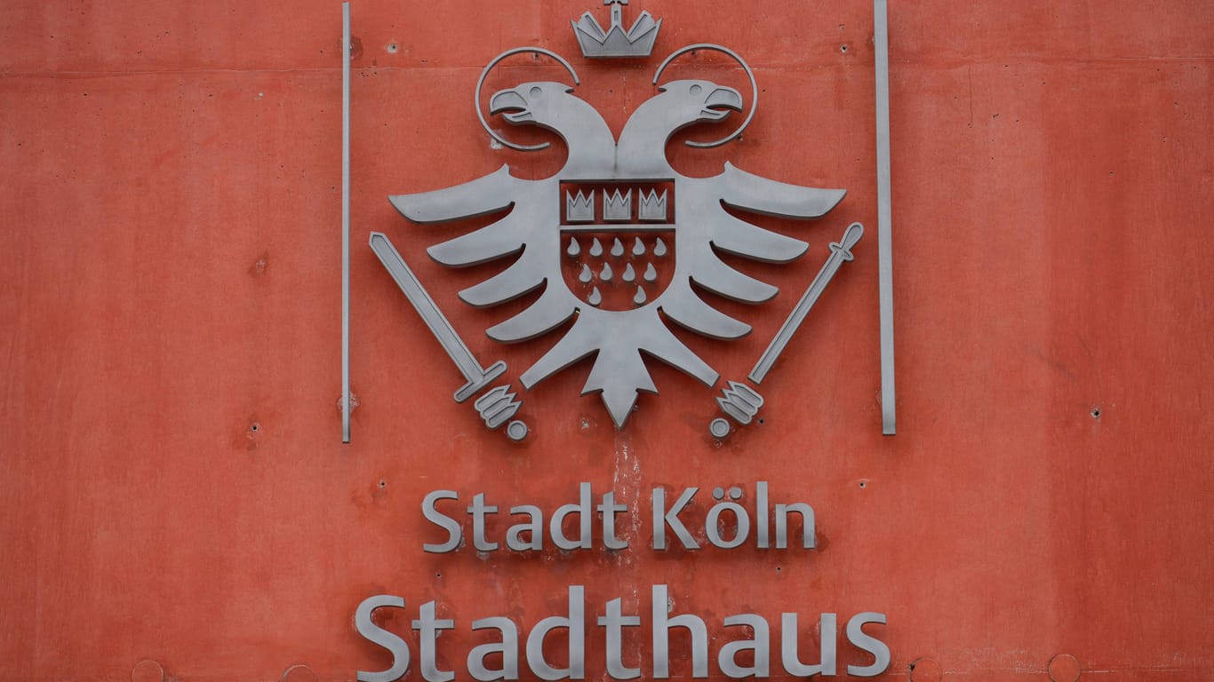 Das Stadthaus am Willy-Brandt-Platz: Die Kölner Stadtverwaltung muss ab 2028 auf Faxgeräte verzichten.