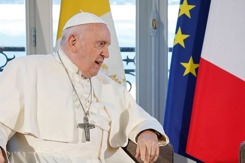 Papst Franziskus in Frankreich: Das Kirchenoberhaupt hat sich in der Migrationsdebatte zu Wort gemeldet.
