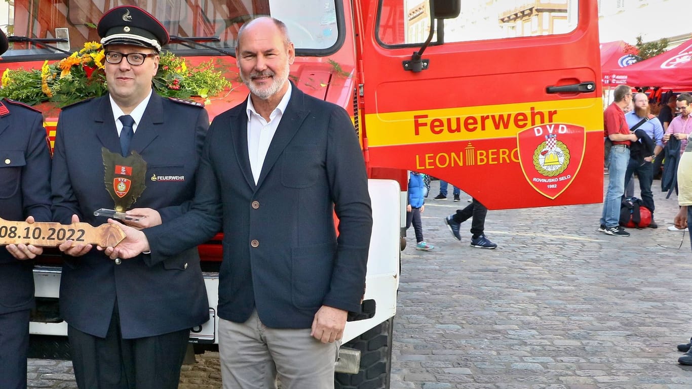 Martin Georg Cohn (rechts) bei der Übergabe eines Feuerwehrfahrzeuges an einer Partnerstadt (Archivbild): Ein Mann versuchte heute, den Leonberger Oberbürgermeister anzugreifen.