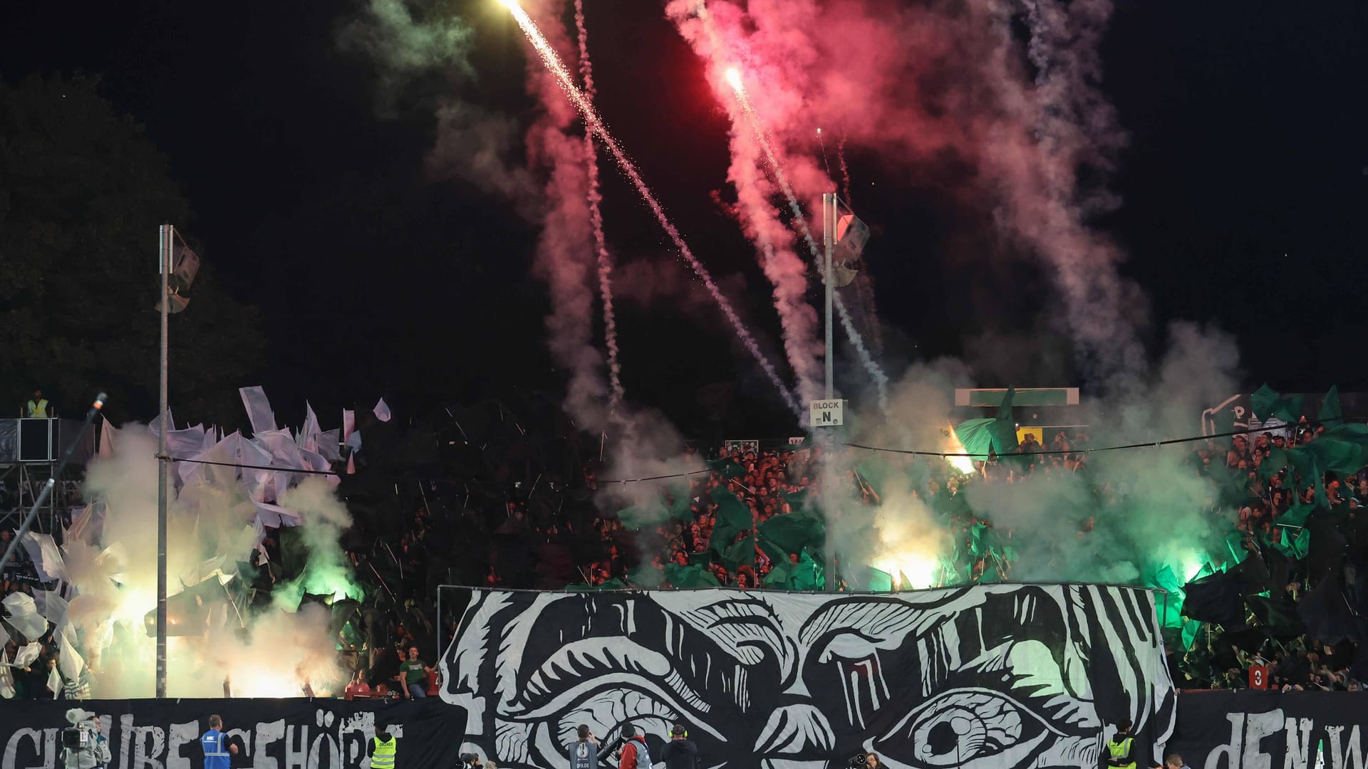 Fans von Preußen Münster zünden Pyrotechnik.