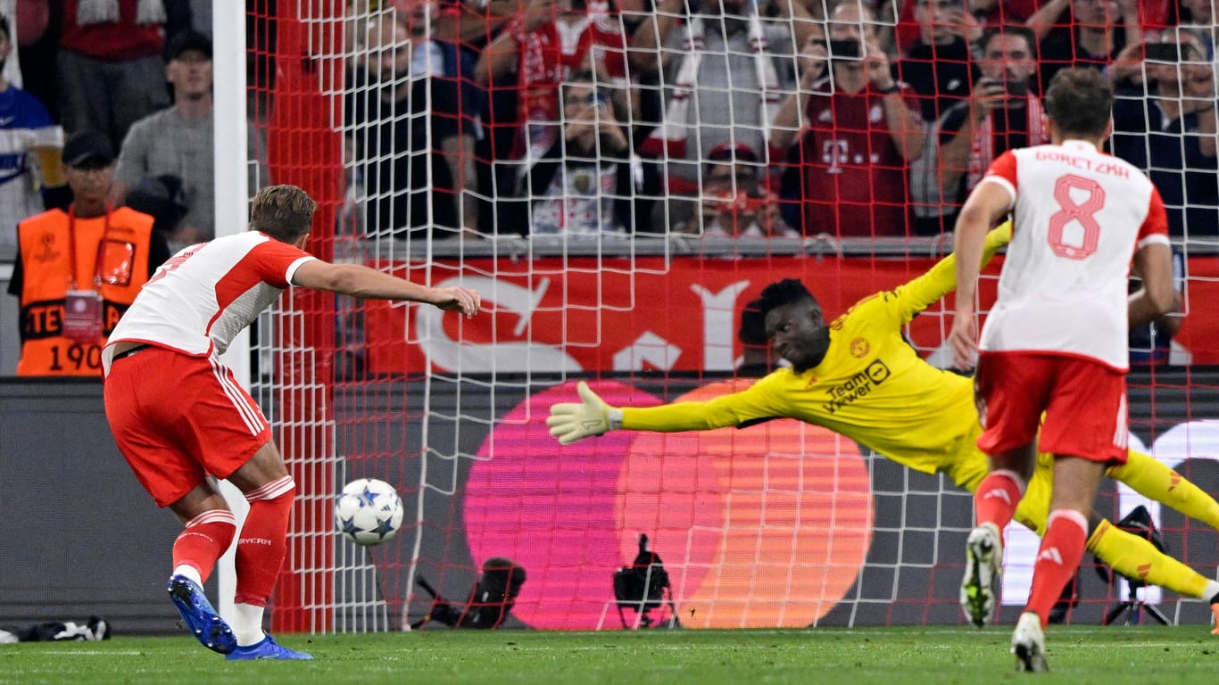 Das zwischenzeitliche 3:1: Bayerns Kane (li.) verwandelt den Elfmeter gegen United-Torwart Onana.