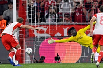 Das zwischenzeitliche 3:1: Bayerns Kane (li.) verwandelt den Elfmeter gegen United-Torwart Onana.