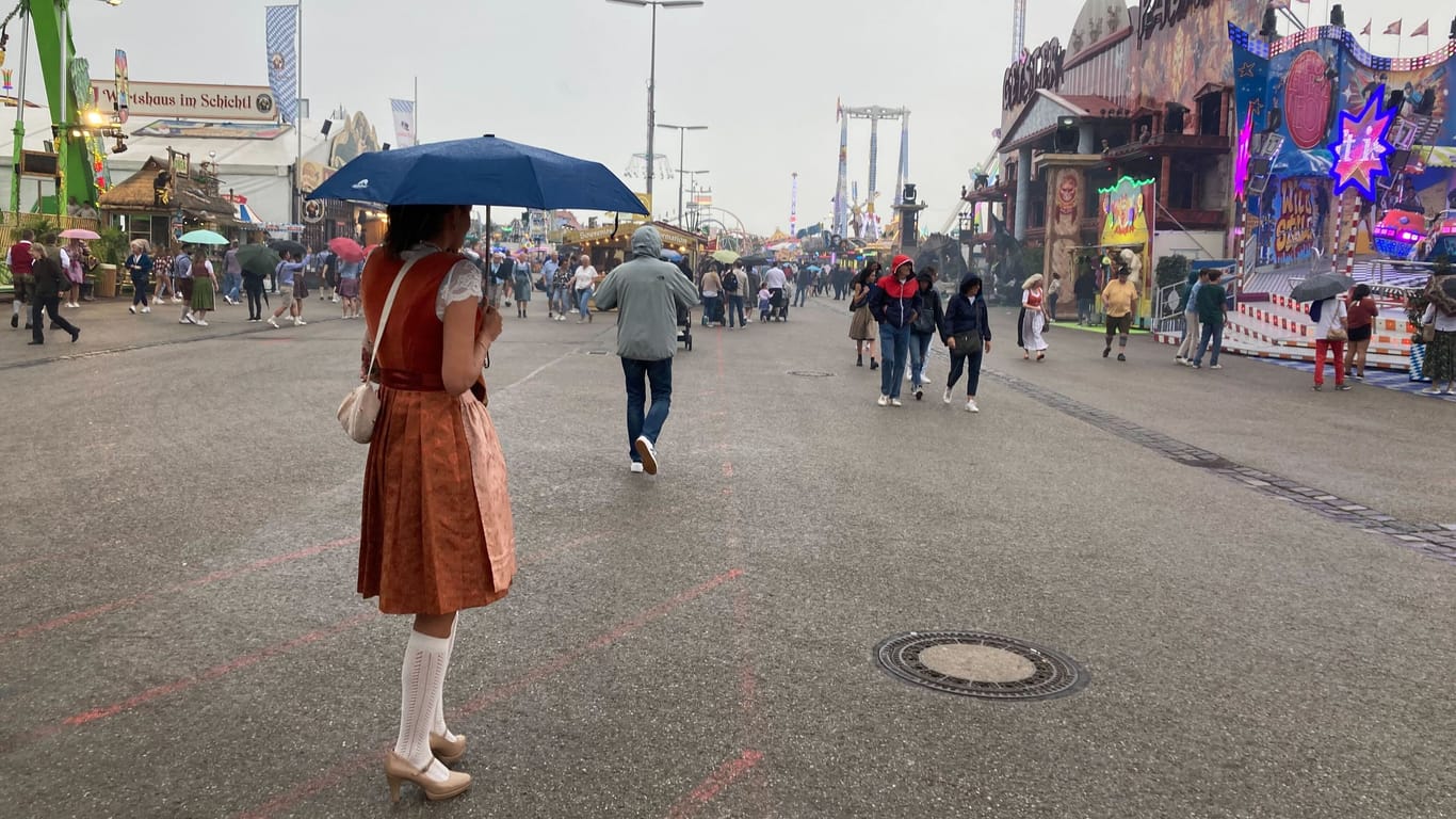 Dank des Regens hielt sich am Montagnachmittag der Andrang auf dem Oktoberfest auch noch in Grenzen.