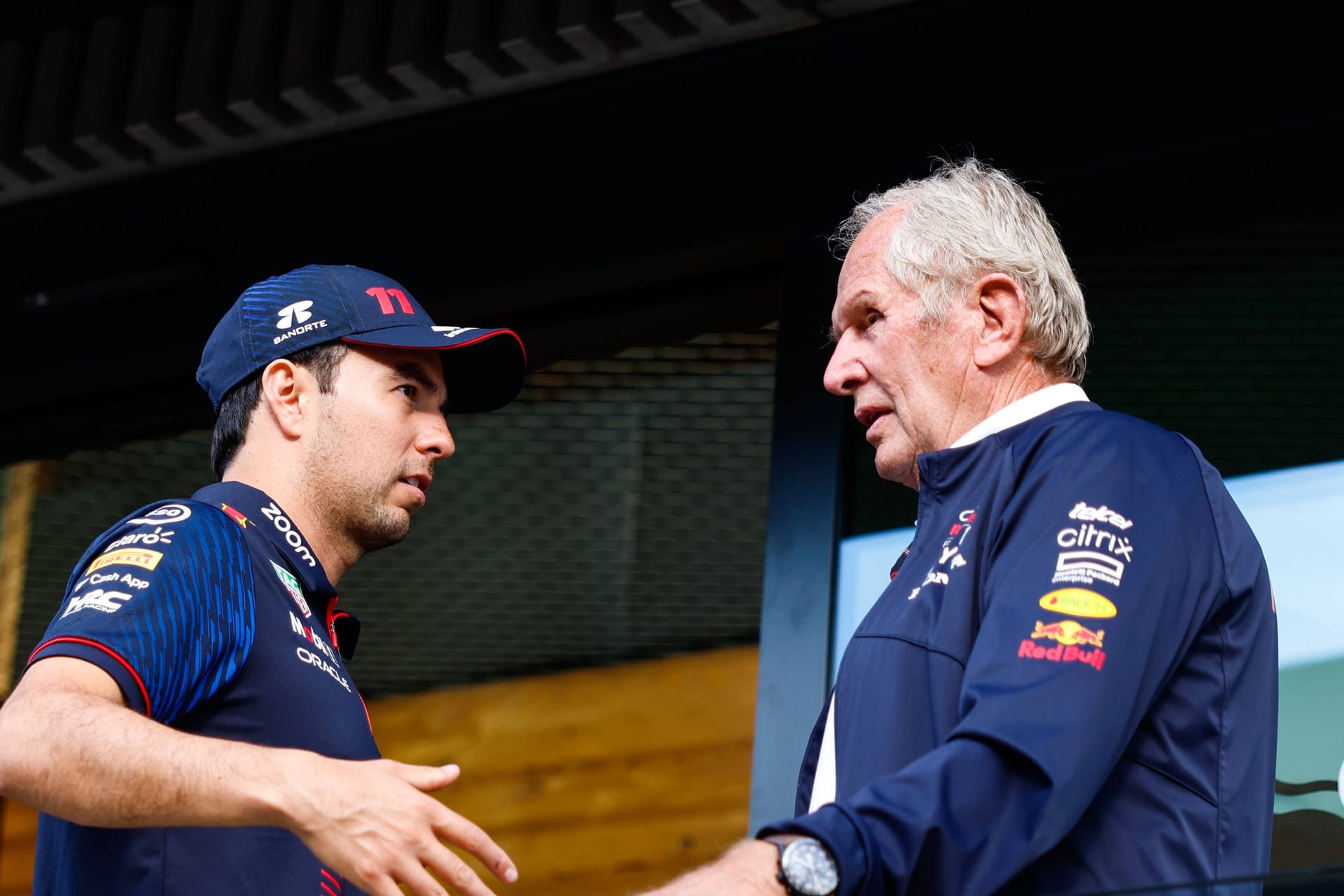 Helmut Marko (r.) im Gespräch mit Sergio Pérez: Jetzt äußerte der Österreicher sich abfällig über den Mexikaner.