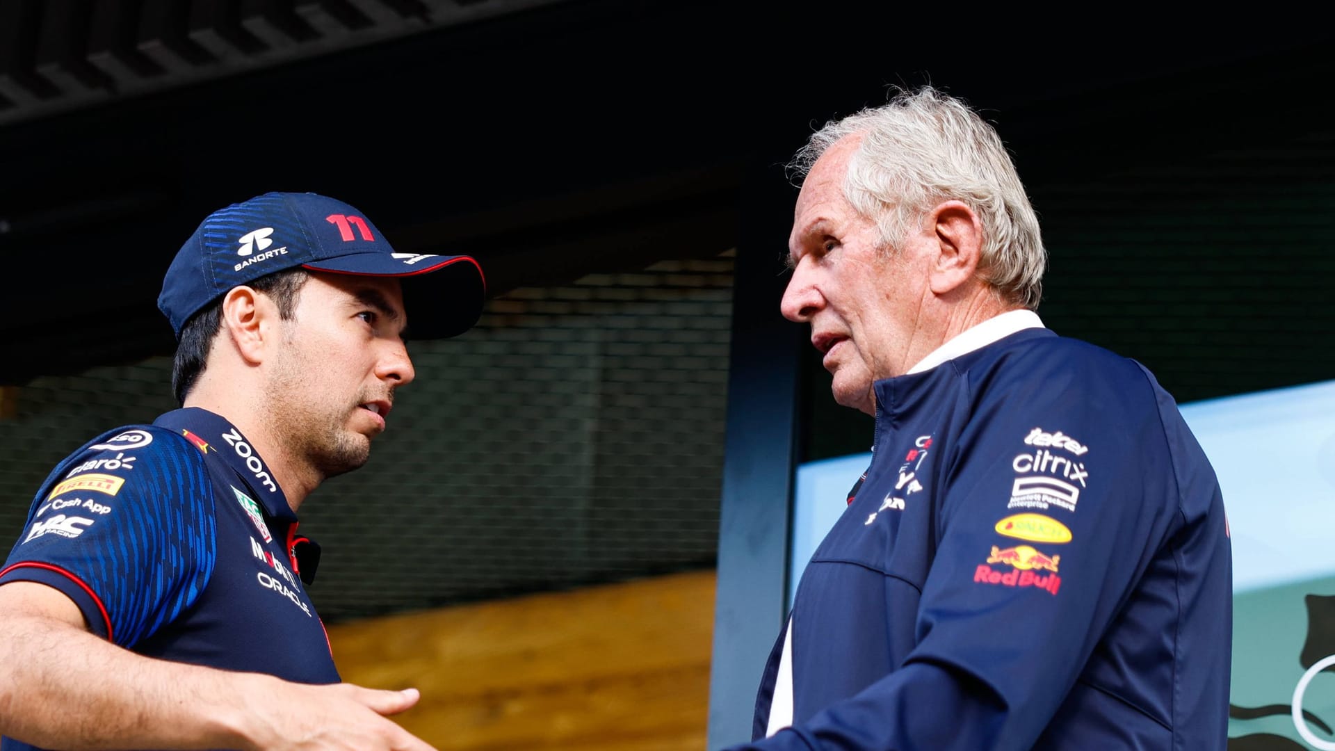 Helmut Marko (r.) im Gespräch mit Sergio Pérez: Jetzt äußerte der Österreicher sich abfällig über den Mexikaner.