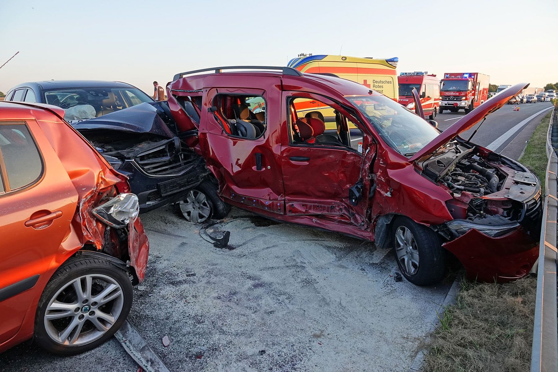 Die verunfallten Fahrzeuge: Mehrere Personen wurden durch den Crash auf der A4 verletzt.