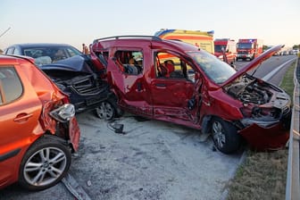 Die verunfallten Fahrzeuge: Mehrere Personen wurden durch den Crash auf der A4 verletzt.