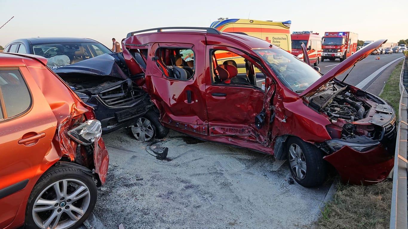 Die verunfallten Fahrzeuge: Mehrere Personen wurden durch den Crash auf der A4 verletzt.