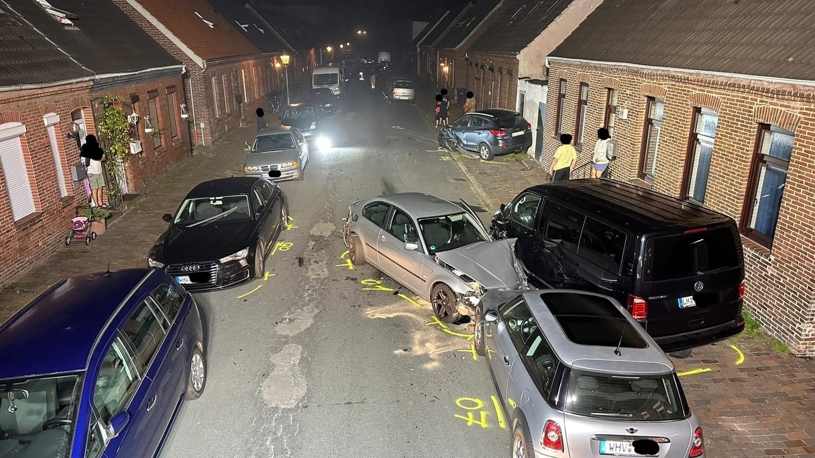 Der BMW-Fahrer krachte in sieben geparkte Fahrzeuge. Der BMW-Fahrer krachte in sieben geparkte Fahrzeuge.