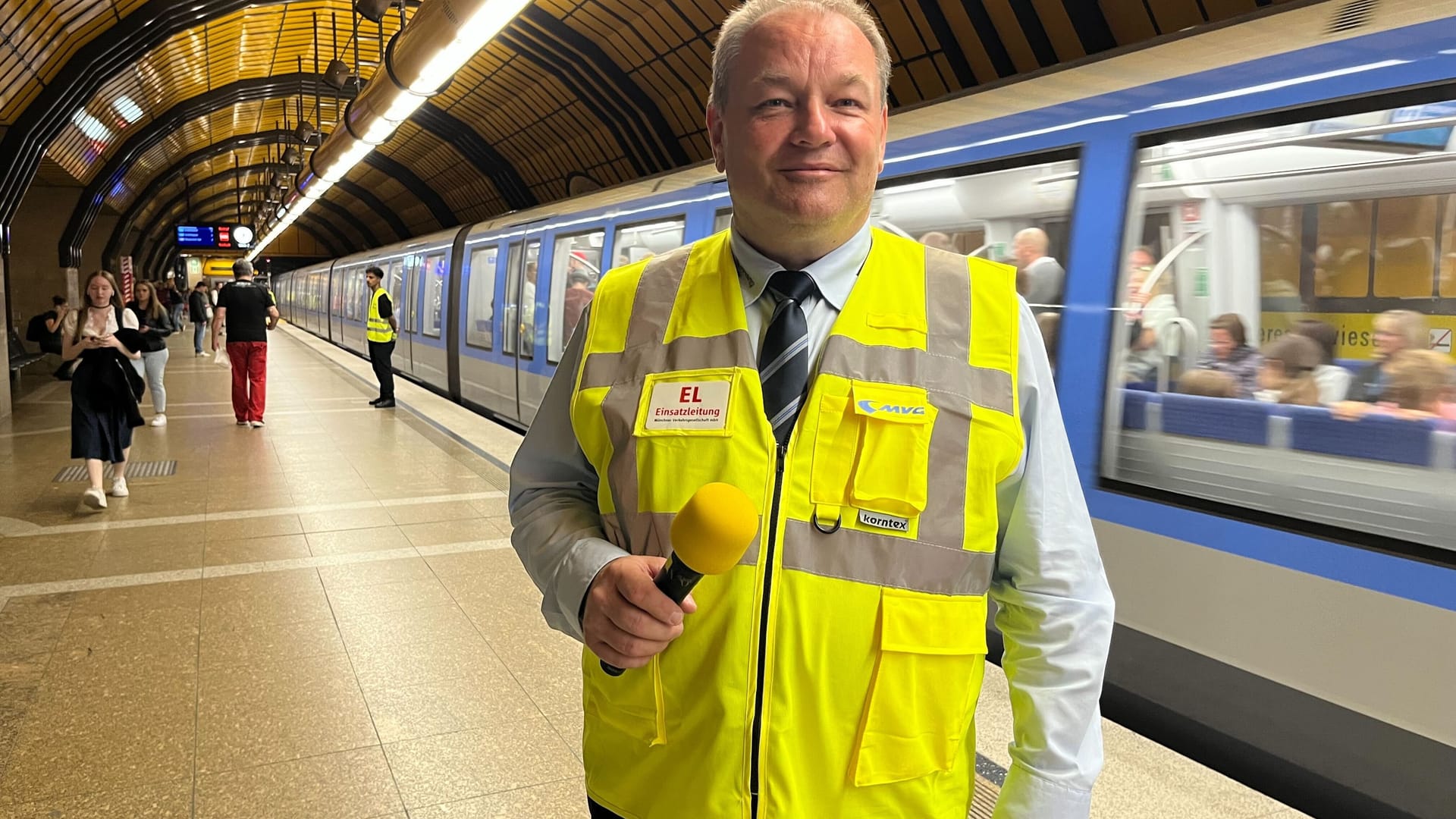 Norbert Grünleitner in der U-Bahnstation: Dass er Spaß an seinem Job hat, sieht man ihm förmlich an.