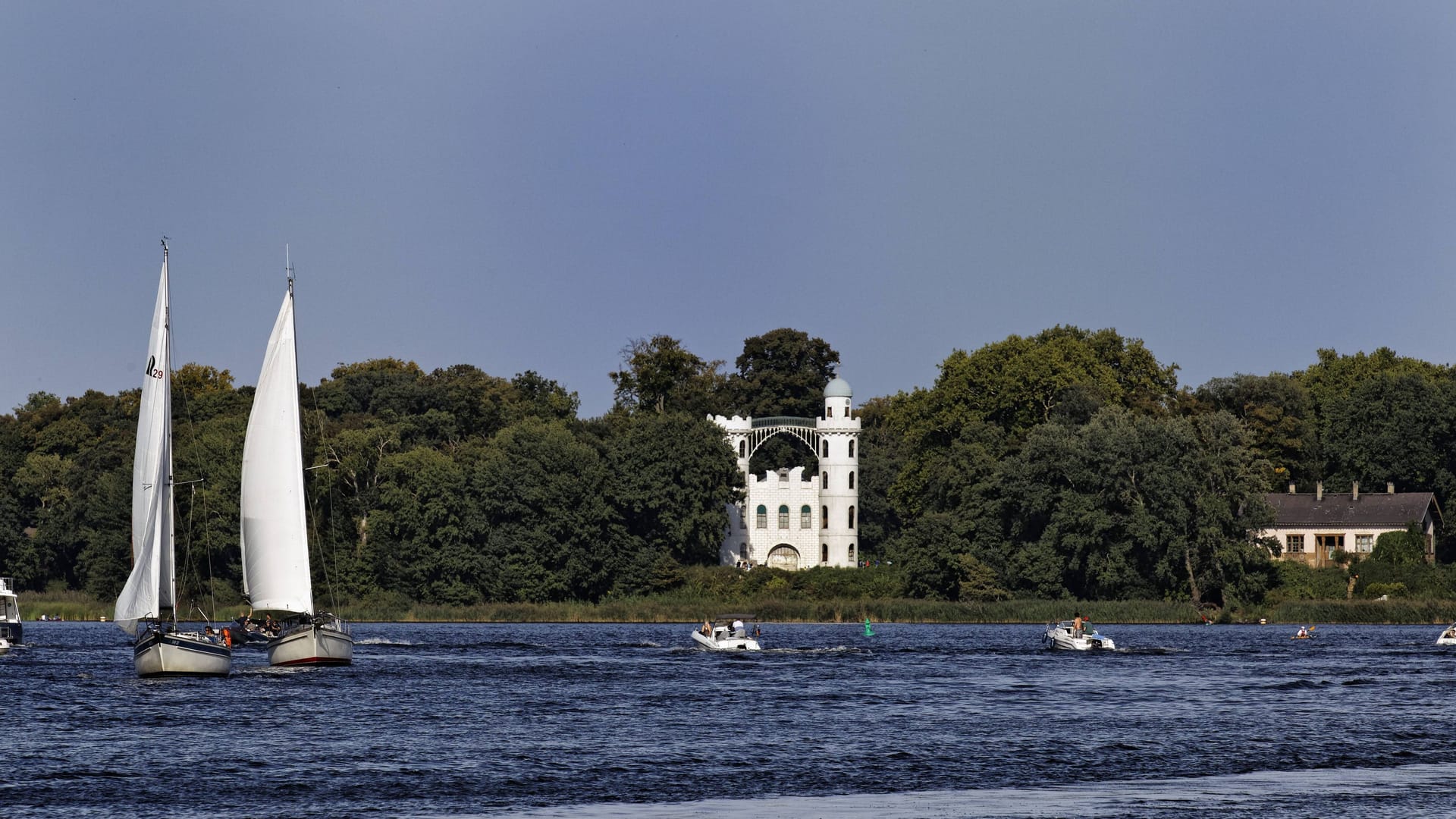 Segelboote vor der Pfaueninsel (Archivbild): Auch wenn Sie Potsdam verlassen, gibt es schöne Laufstrecken.