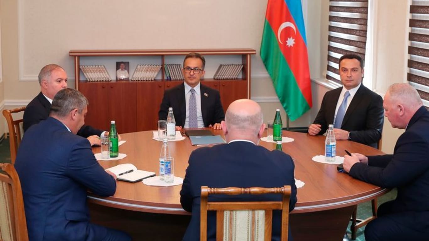 Vertreter der armenischen Gemeinschaft aus Bergkarabach, der aserbaidschanischen Regierung und ein Vertreter des russischen Friedenskontingents: Sie nahmen an den Gesprächen in Yevlax teil.