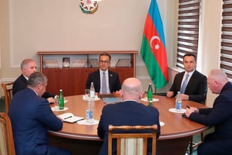 Vertreter der armenischen Gemeinschaft aus Bergkarabach, der aserbaidschanischen Regierung und ein Vertreter des russischen Friedenskontingents: Sie nahmen an den Gesprächen in Yevlax teil.