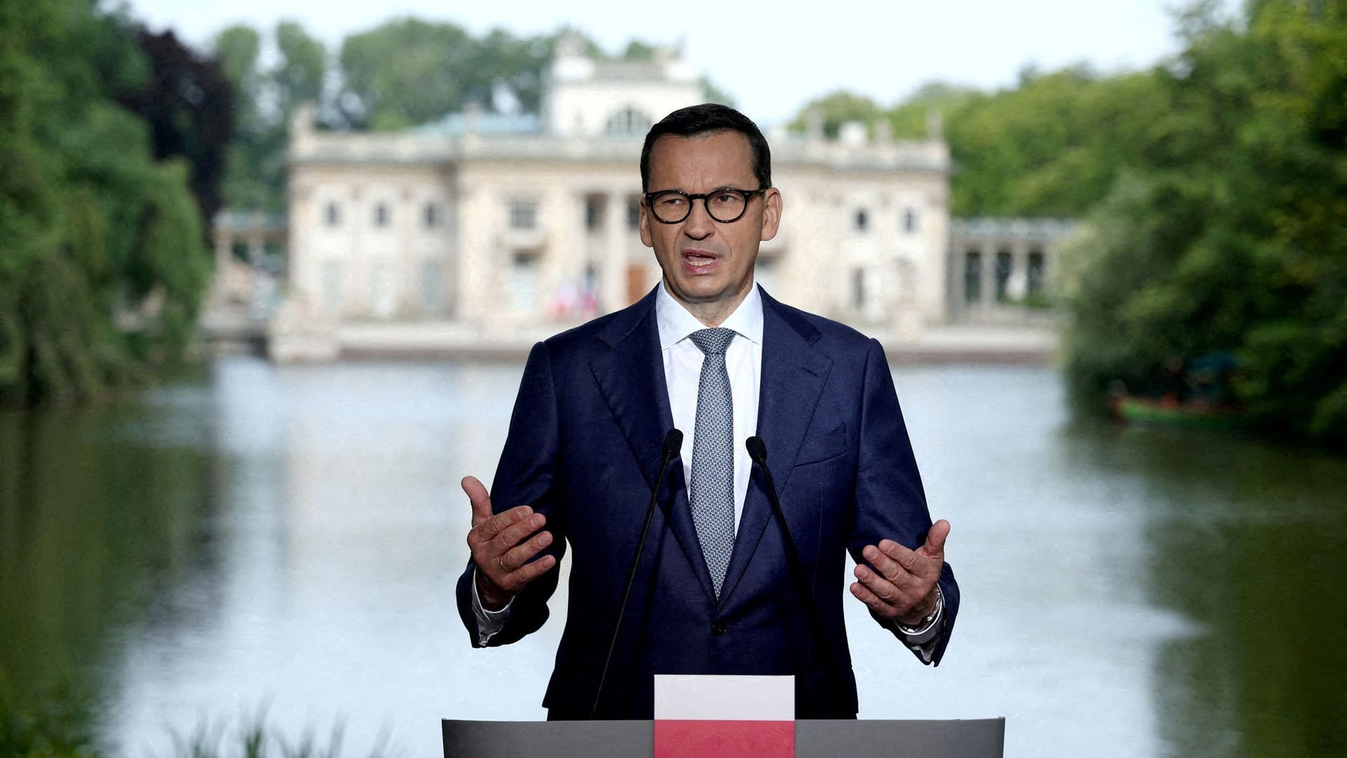 Der polnische Ministerpräsident Mateusz Morawiecki bei einer Fernsehansprache (Archivbild).