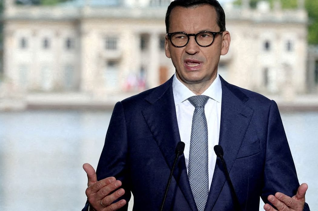 Der polnische Ministerpräsident Mateusz Morawiecki bei einer Fernsehansprache (Archivbild).