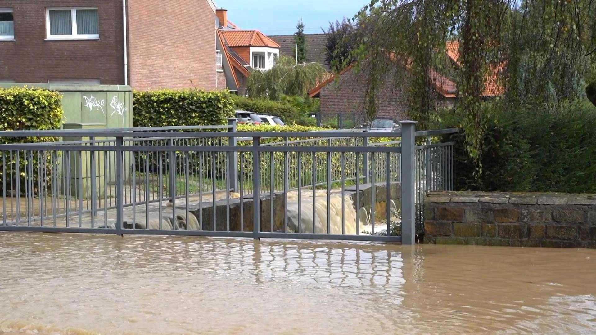 Unwetter über NRW: Wassermassen strömen durch Beckum-Vellern.