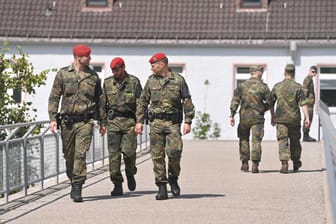 Bundeswehrangehörige in einer Kaserne (Symbolbild): Jetzt wurde bekannt, dass der Kommandeur für Innere Führung von seinen Aufgaben entbunden wurde.