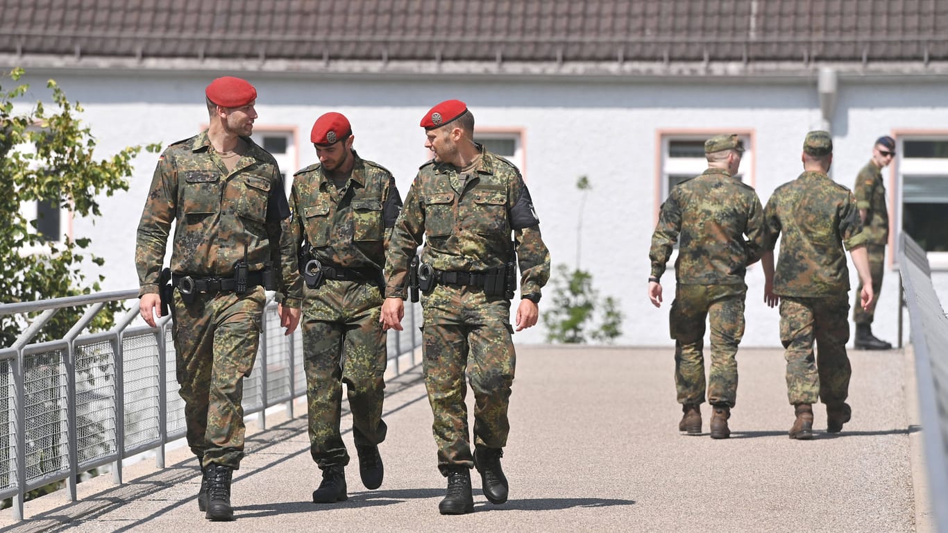 Bundeswehrangehörige in einer Kaserne (Symbolbild): Jetzt wurde bekannt, dass der Kommandeur für Innere Führung von seinen Aufgaben entbunden wurde.