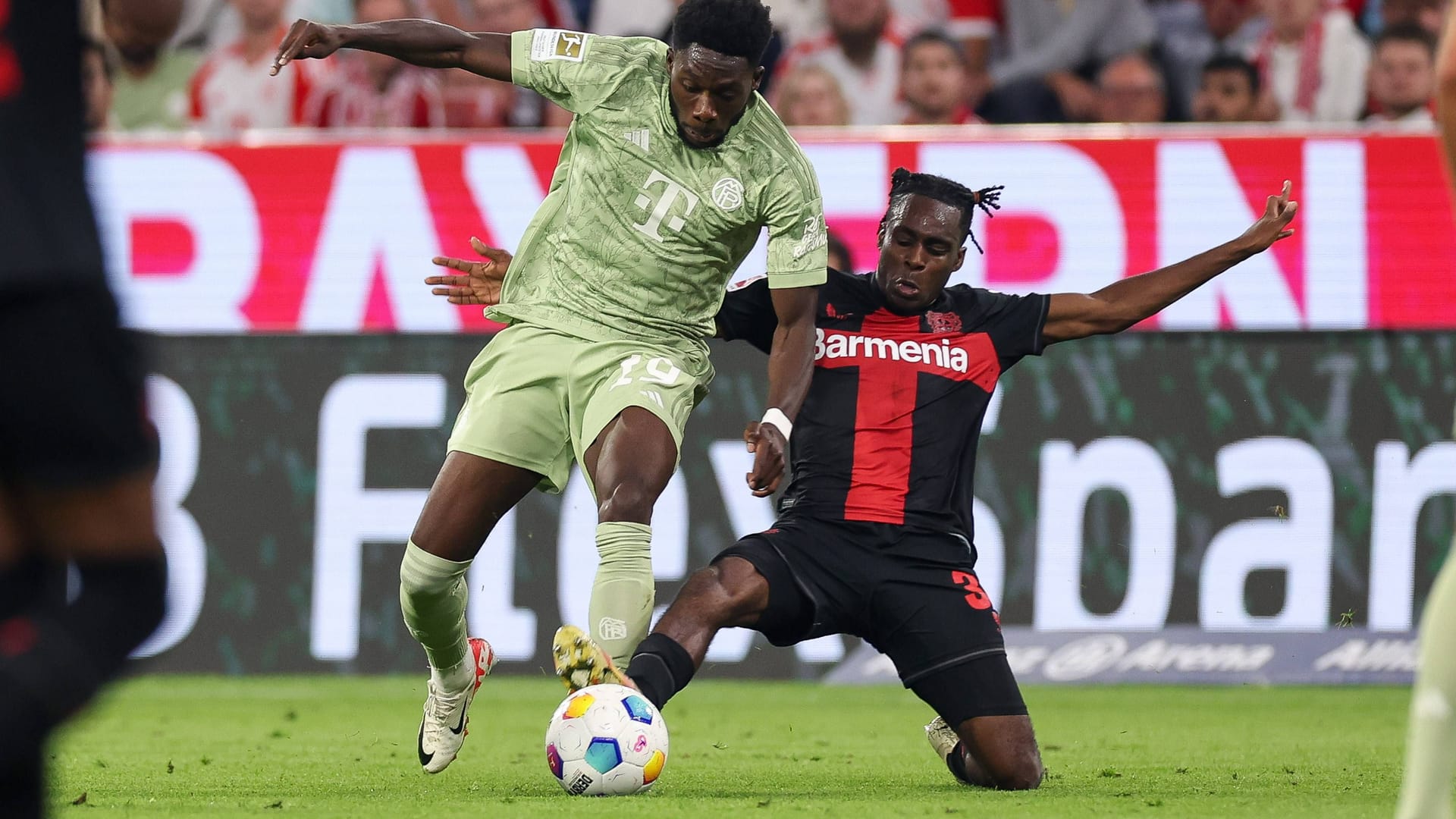 Alphonso Davies (l.) im Zweikampf mit Jeremie Frimpong: Beide Teams holten einen Punkt im Topspiel.