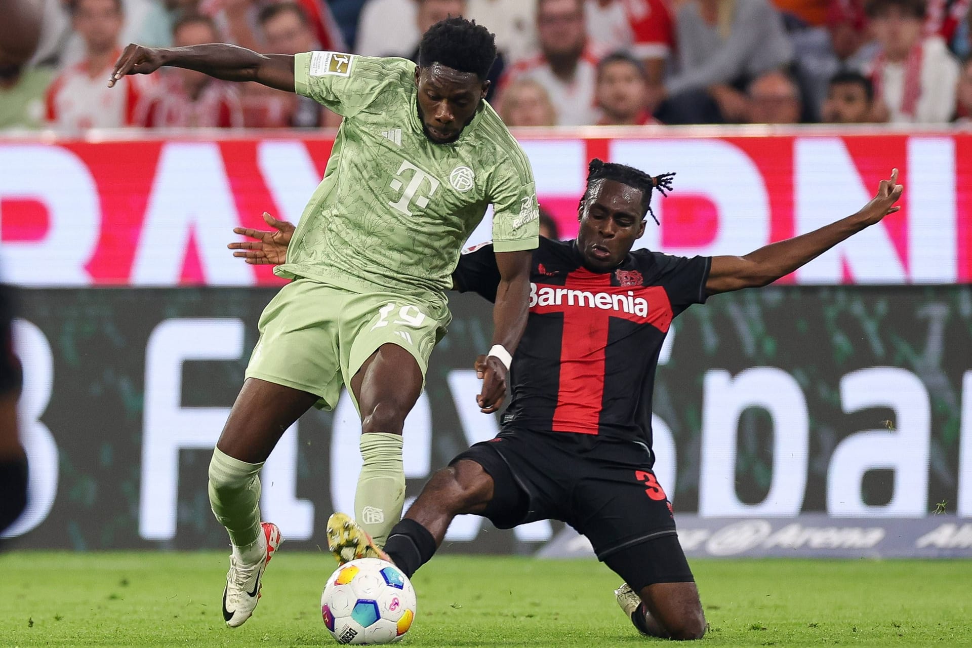 Alphonso Davies (l.) im Zweikampf mit Jeremie Frimpong: Beide Teams holten einen Punkt im Topspiel.