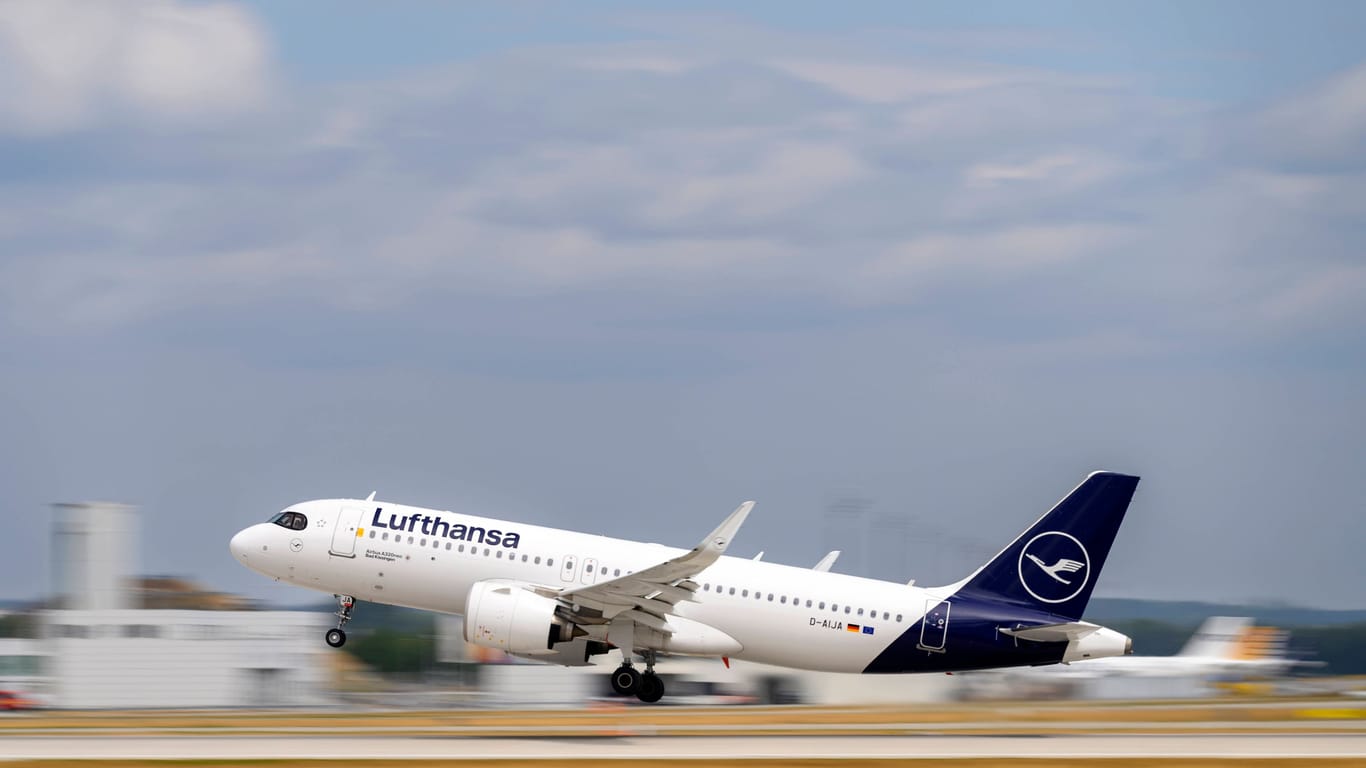 Eine Lufthansa-Maschine startet am Münchner Flughafen (Symbolbild).