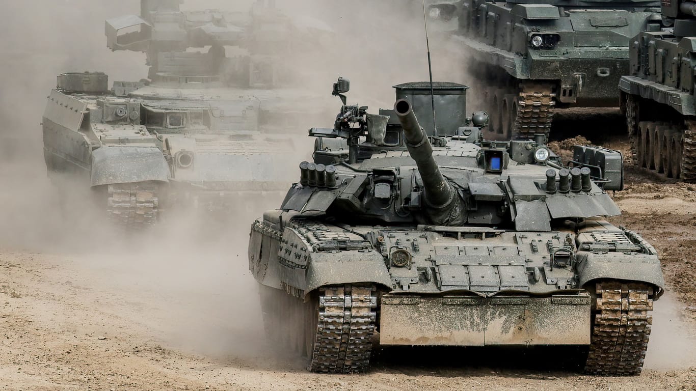 Ein T-80-Panzer (vorne) der russischen Armee bei einer Militärübung (Archivbild).