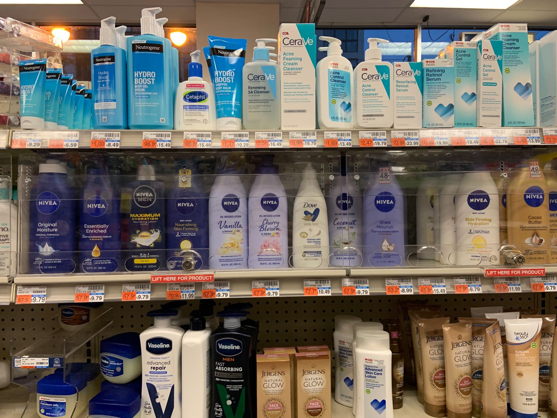 Abgeschlossen: Bodylotion in einer CVS-Filiale in Washington.