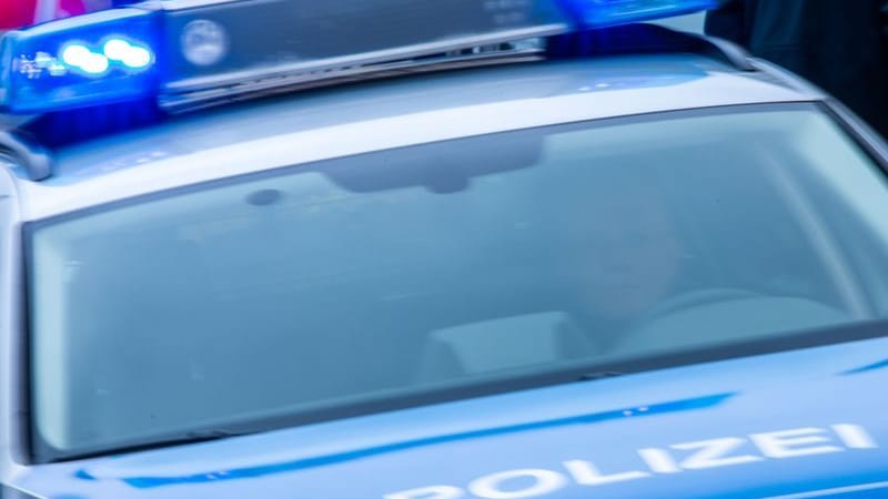 Ein Streifenwagen der Polizei ist mit Blaulicht im Einsatz (Archivbild): In Pulheim soll ein Senior aus Habgier getötet worden sein.