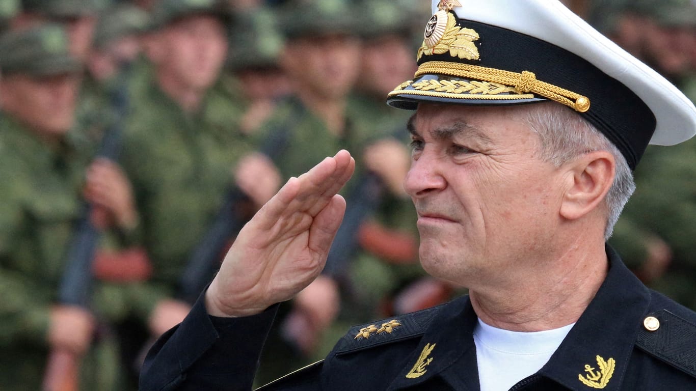 Kommandeur der russischen Schwarzmeerflotte: Wiktor Sokolow salutiert Reservisten während einer Zeremonie in Sewastopol. (Archivbild)