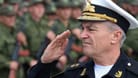 Getöteter Kommandeur der russischen Schwarzmeerflotte: Wiktor Sokolow salutiert Reservisten während einer Zeremonie in Sewastopol. (Archivbild)