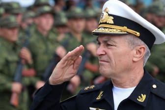 Getöteter Kommandeur der russischen Schwarzmeerflotte: Wiktor Sokolow salutiert Reservisten während einer Zeremonie in Sewastopol. (Archivbild)