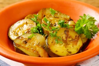 Schmorgurken und Speck passen auch wunderbar zu Kartoffeln.
