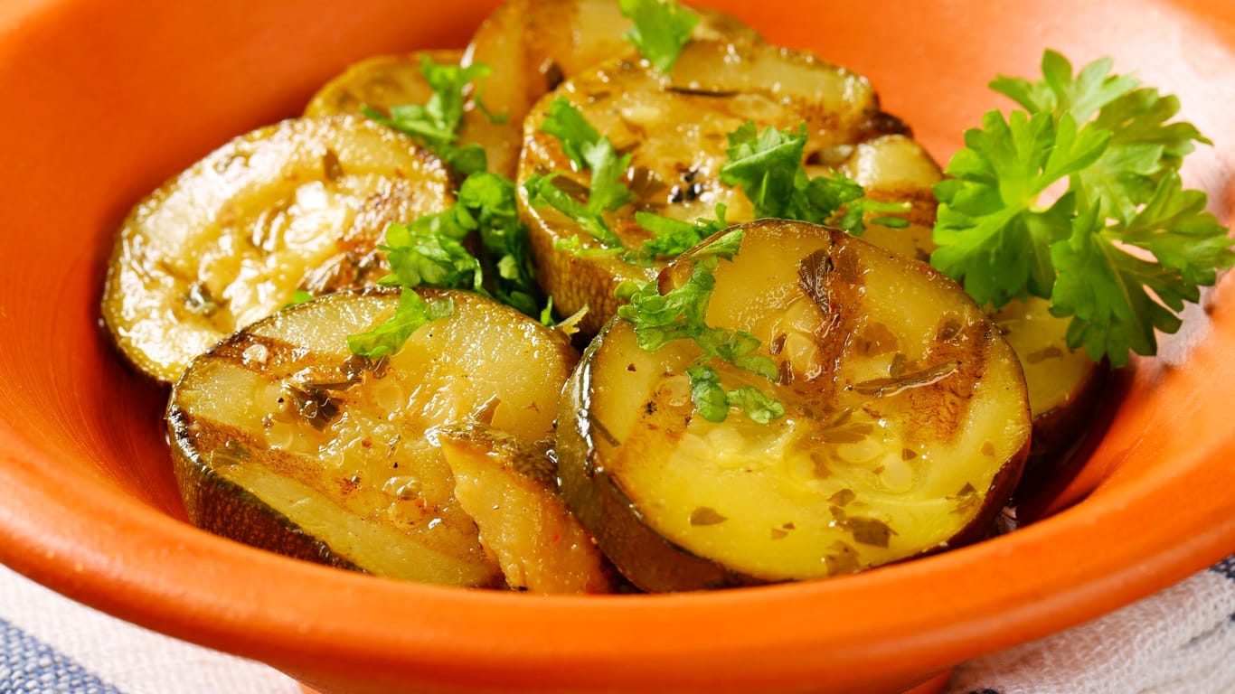Schmorgurken und Speck passen auch wunderbar zu Kartoffeln.
