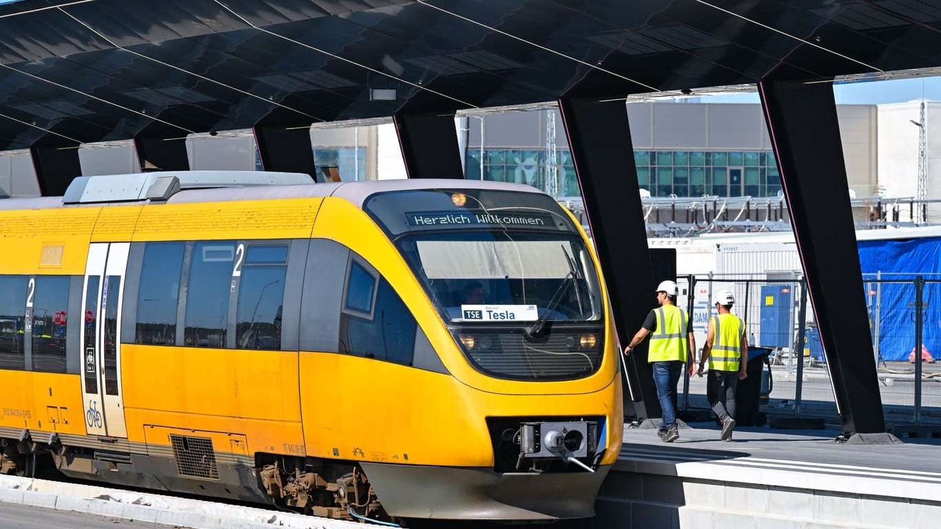 Brandenburg, Grünheide: Der neue Shuttlezug von Tesla steht am Bahnhof vor der Tesla Gigafactory.