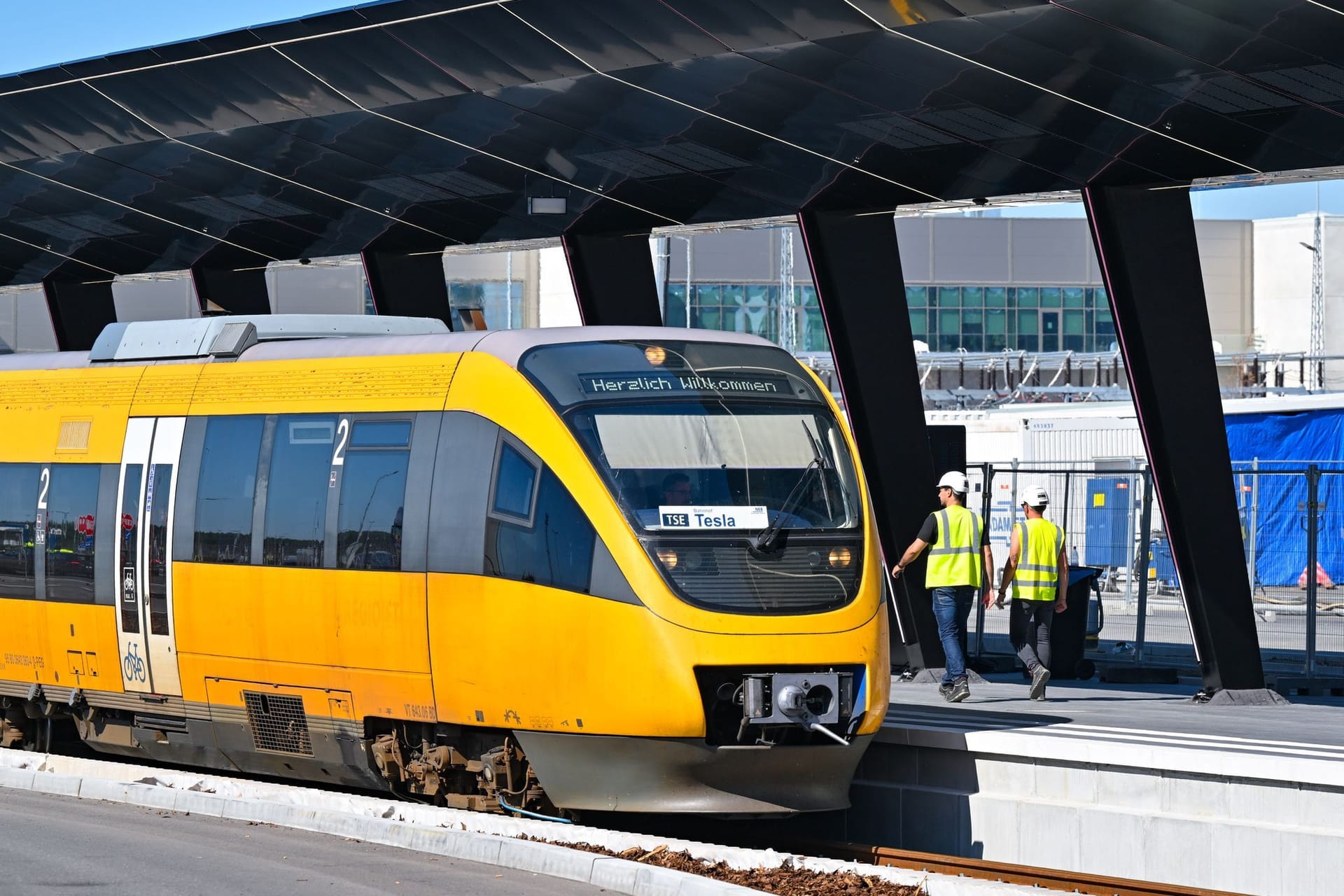 Brandenburg, Grünheide: Der neue Shuttlezug von Tesla steht am Bahnhof vor der Tesla Gigafactory.