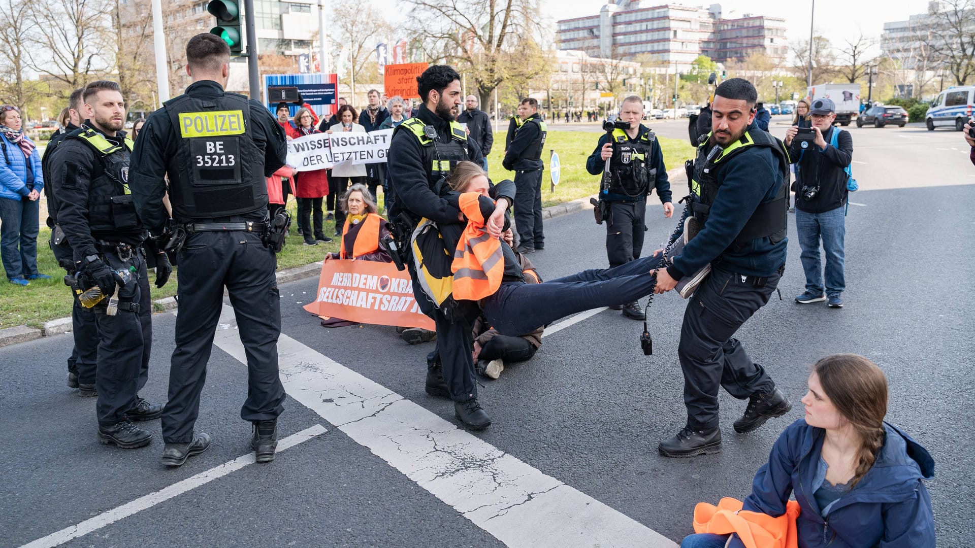 Protest auf der Straße (Archivbild): Die Polizei will konsequent gegen Klimakleber vorgehen.