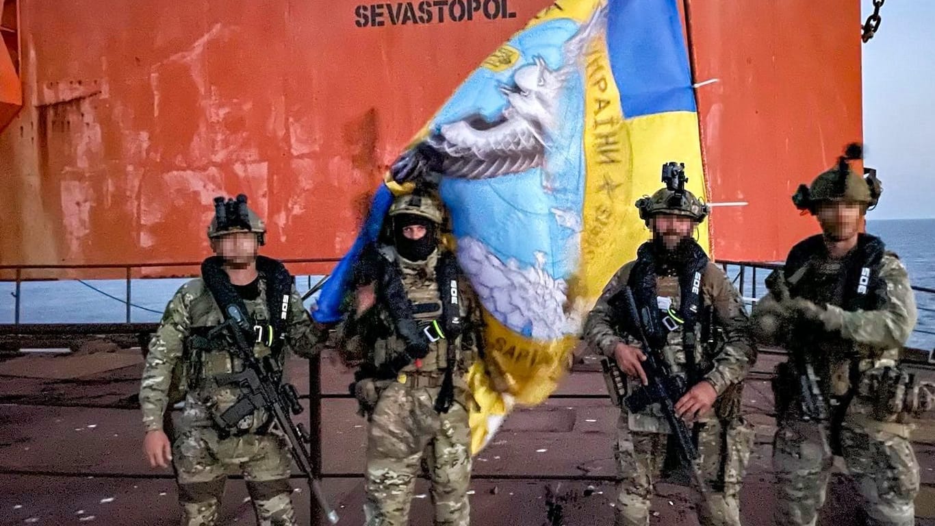 Ukrainische Soldaten auf einer Plattform der Boiko-Bohrinseln: Spezialkräfte sollen die Offshore-Anlagen im Schwarzen Meer erobert haben.