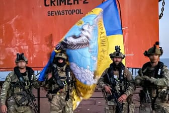 Ukrainische Soldaten auf Plattform von Bohrinsel: Die Truppen sollen die sogenannten Boiko-Türme im Schwarzen Meer erobert haben.
