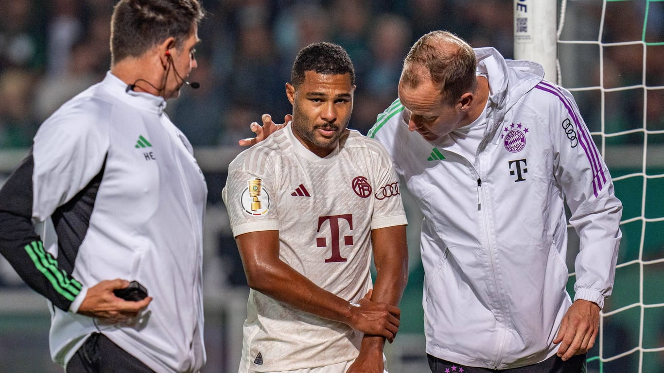 Schmerzen im Arm: Bayerns Serge Gnabry musste nach einem Zusammenprall ausgewechselt werden.