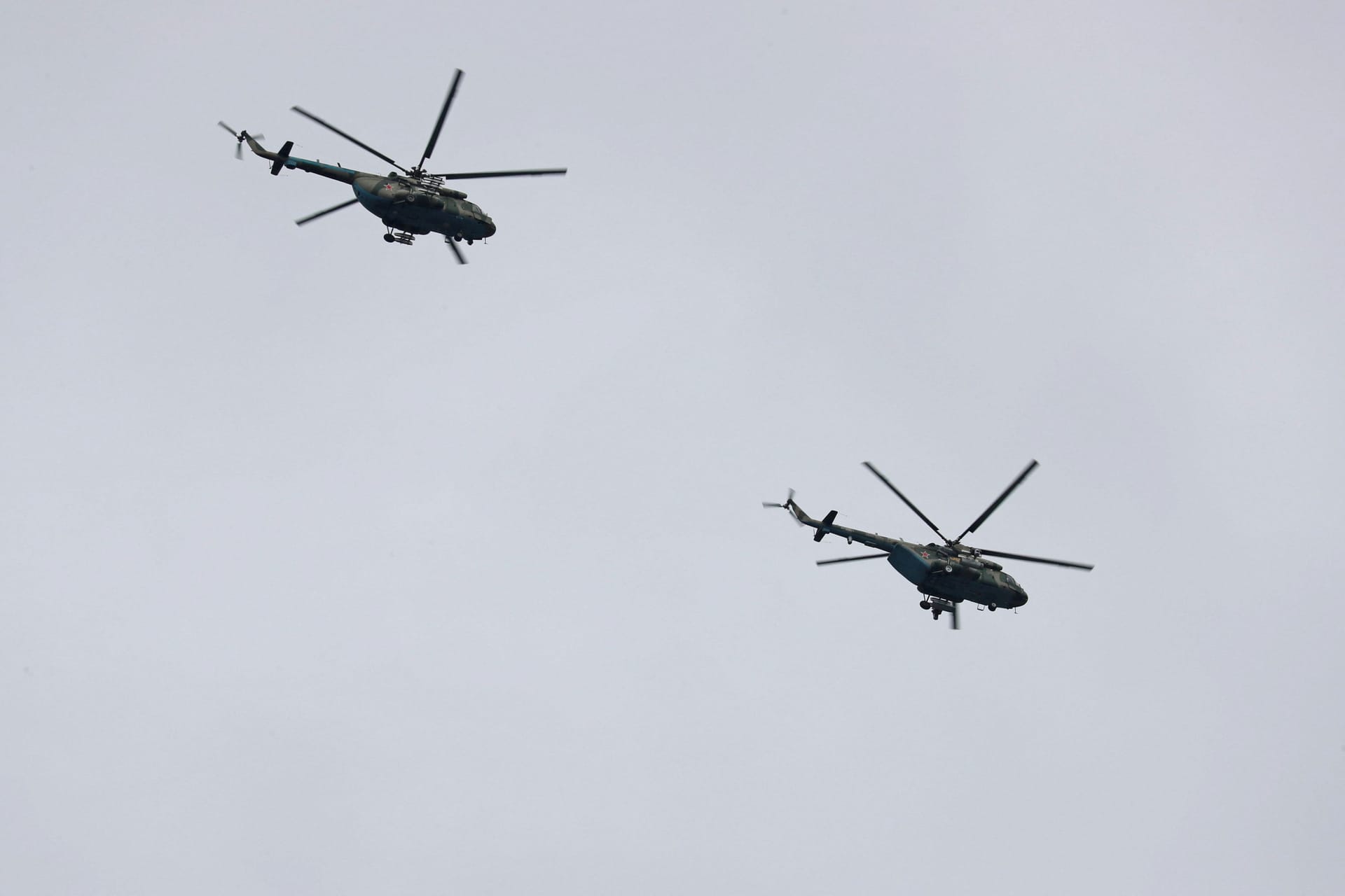Russische Militärhelikopter fliegen über Goris, nahe der armenisch-aserbaidschanischen Grenze: Einige Verletzte konnten aus Bergkarabach geholt werden.