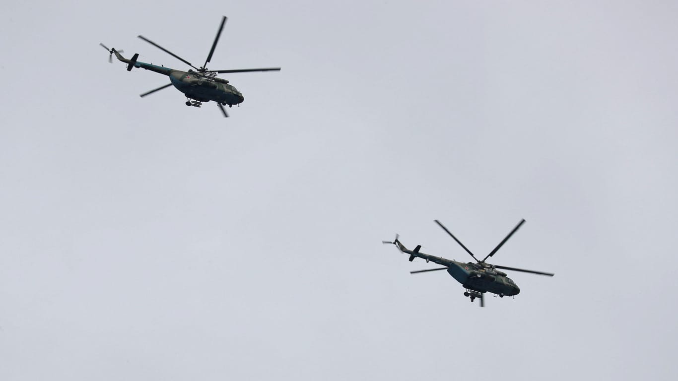 Russische Militärhelikopter fliegen über Goris, nahe der armenisch-aserbaidschanischen Grenze: Einige Verletzte konnten aus Bergkarabach geholt werden.