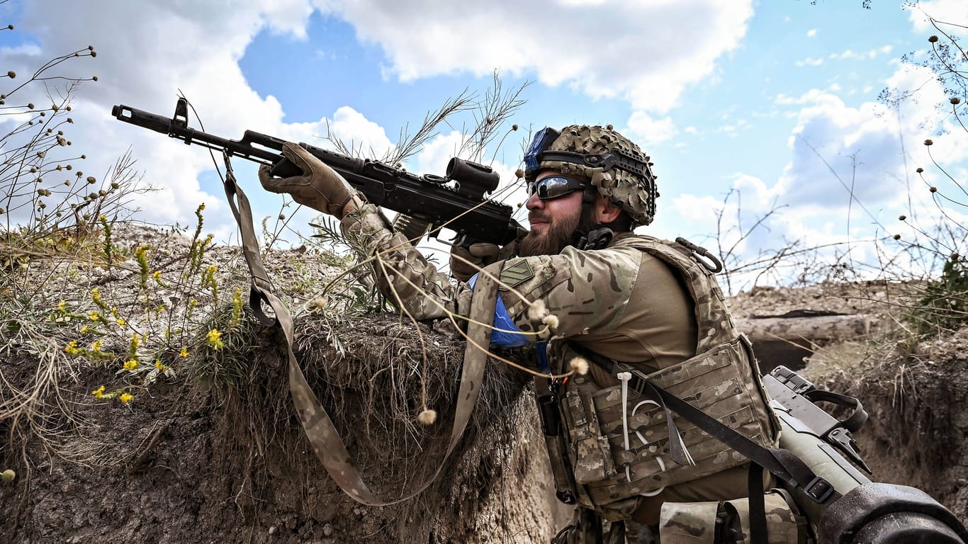 Ein ukrainischer Soldat bei der Infanterie-Ausbildung (Symbolbild): Einige berichten über schlechte Erfahrungen im Westen.