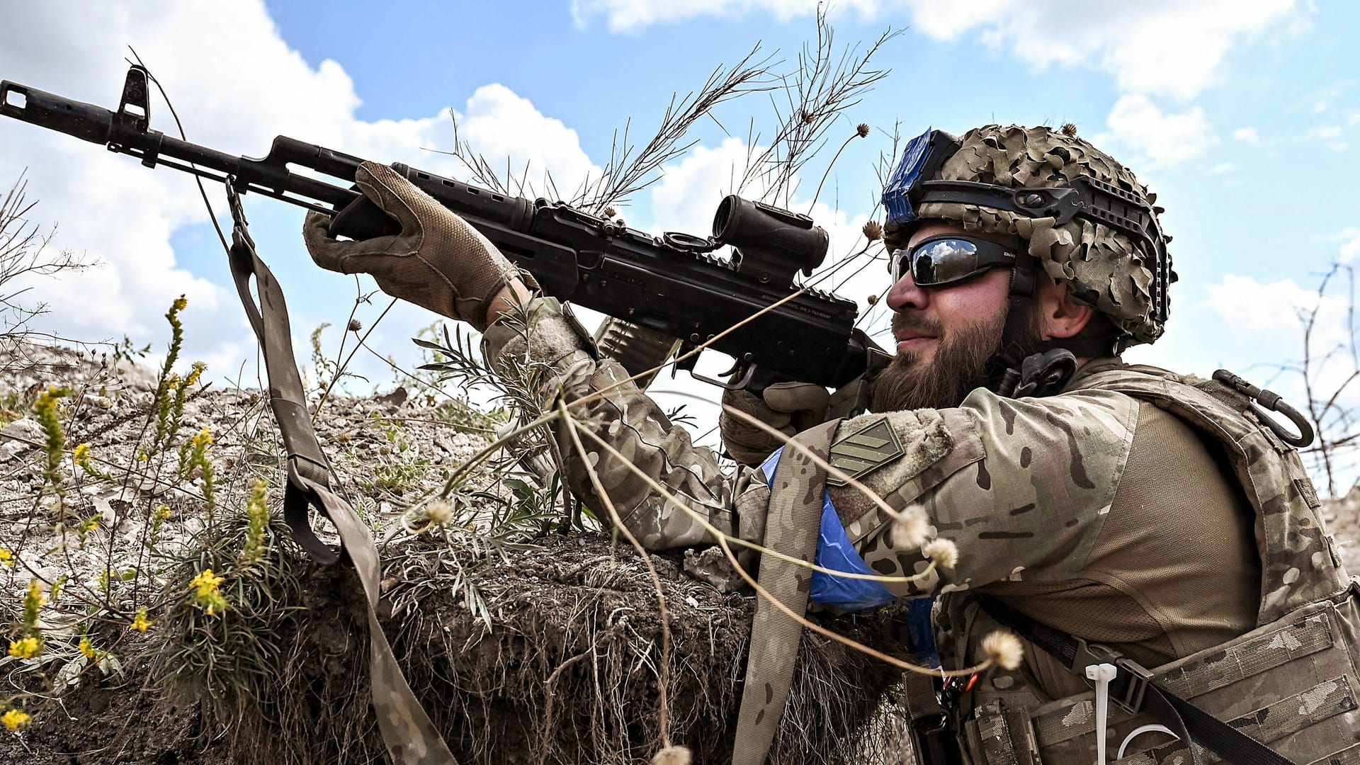 Ein ukrainischer Soldat bei der Infanterie-Ausbildung (Symbolbild): Einige berichten über schlechte Erfahrungen im Westen.