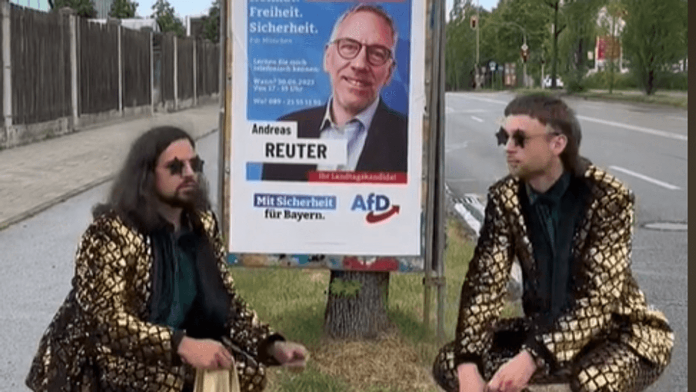 Vor dem Trick: Die Netz-Zauberer in Moosach am AfD-Wahlplakat.