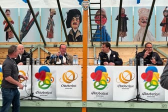 Wiesn-Chef Clemens Baumgärtner (2.v.l.) bei der Halbzeit-Pressekonferenz des Oktoberfests neben den Vertretern von Polizei, Feuerwehr und Rettungsdienst.