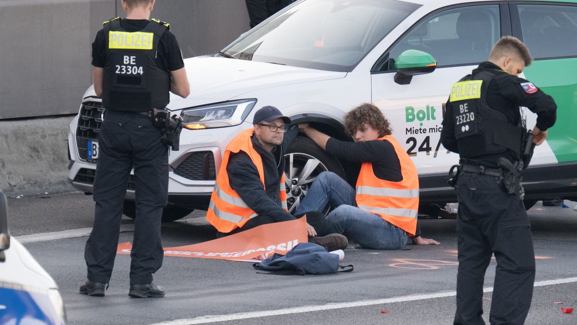 Klimakleber haben sich an einem Autoreifen befestigt: Auf der A100 kommt es zu großen Staus.