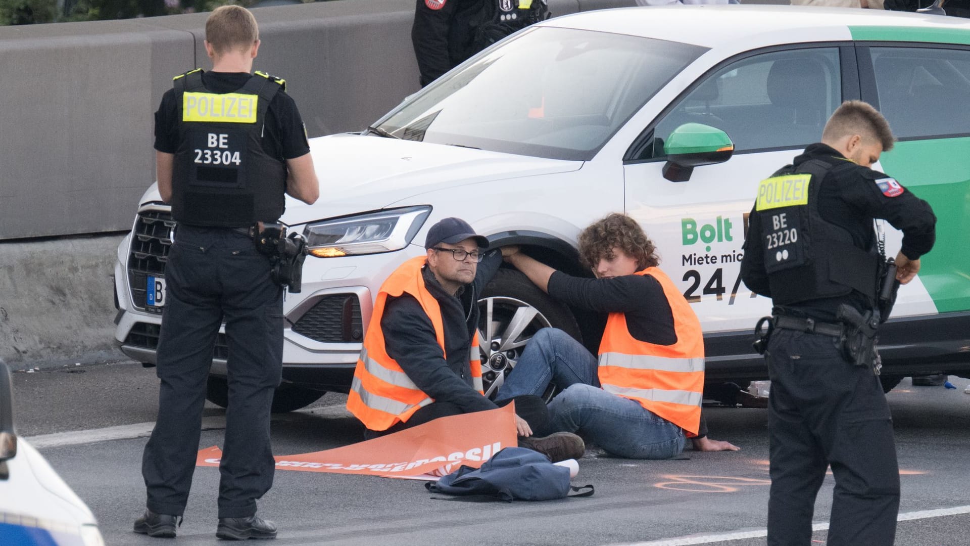 Klimakleber haben sich an einem Autoreifen befestigt: Auf der A100 kommt es zu großen Staus.